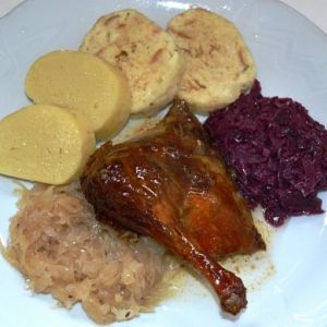 Husí stehno, variace knedlíků, červené zelí Kč 449.-